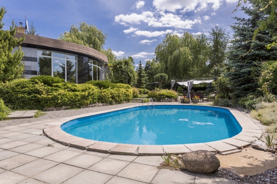 4 Tips for Selling a Home With a Swimming Pool